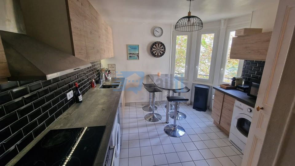 Bail disponible dès que possible et de préférence pour une longue durée.