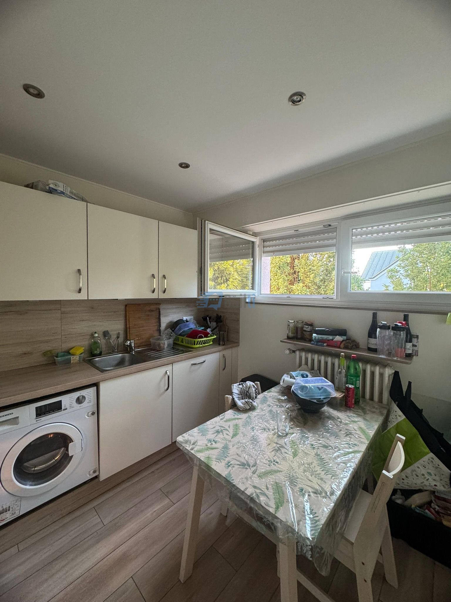 • Chambre de 15m2 avec lit double, canapé, grande fenêtre, bureau et armoire.